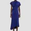 Asymmetrisk klänning med vridning i ljus indigo Asymmetrisk klänning med vridning i ljus indigo