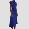 Asymmetrisk klänning med vridning i ljus indigo Asymmetrisk klänning med vridning i ljus indigo
