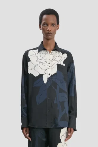 Pyjamas skjorta i mörk marinblå blommönster Pyjamas skjorta i mörk marinblå blommönster
