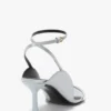 The Victoria-sandal med stilettklack 75 i magnesiumfärgad satin The Victoria-sandal med stilettklack 75 i magnesiumfärgad satin