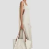The Victoria tote bag large i elfenbensfärgad canvas The Victoria tote bag large i elfenbensfärgad canvas