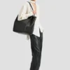 The Victoria tote bag large i svart läder The Victoria tote bag large i svart läder