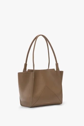 The Victoria-toteväska i duvgrått läder