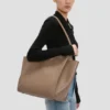 The Victoria-toteväska i duvgrått läder